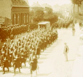 Maszerujące wojska, Alveringem, Flandria, Belgia, c1914-c1918