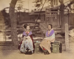 [Dwie Japonki siedzące na ławce], 1870.