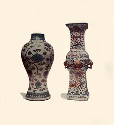 Dwa emaliowane wazony porcelanowe, chińskie, XV-XVII w., 1908 r.