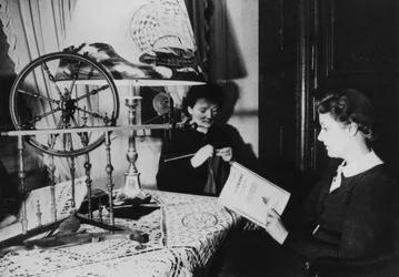 Dwie kobiety w domu, Francja, 1939