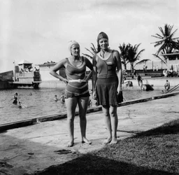 Dwie kobiety w strojach kąpielowych przy basenie, Balboa, Panama, 1931