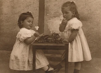 Dwie młode dziewczyny przy stole, 1937.