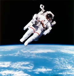 Amerykański astronauta Bruce McCandless w kosmosie, 1984 r.
