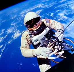 Amerykański astronauta Edward H. White II wykonujący zadania zewnętrzne
