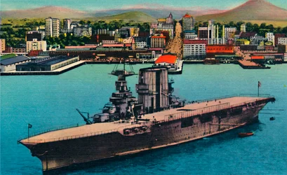 Lotniskowiec US Navy w Anchor u stóp Broadwayu. San Diego, Kalifornia, ok. 1941 r.