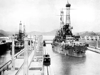 Amerykańscy żołnierze wojny przechodzący przez śluzę, Kanał Panamski, Panama, 1926 r.