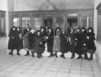 Stany Zjednoczone: ok. 1926 Grupa kobiet stojących przy kasie „Oszczędności” w banku. (zdjęcie czarno-białe)
