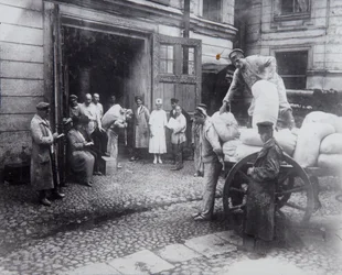 Rozładunek żywności, Dom Naukowców, Piotrogród, Rosja, c1920-c1924
