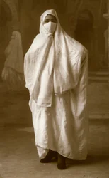 Kobieta w welonie, Algier, Algieria, 1943