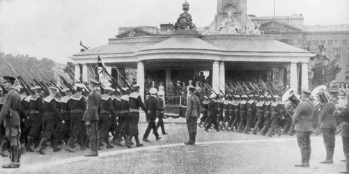Parada zwycięstwa obok Victoria Memorial i Pałacu Buckingham, Londyn, 19 lipca 1919