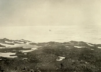 Widok z Wysokiego Wzgórza... Statek w luźnym opakowaniu, c1908, 1909.
