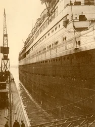 Widok na prawą burtę statku Majestic, gdy wchodziła do pływającego suchego doku, ok. 1930 r.