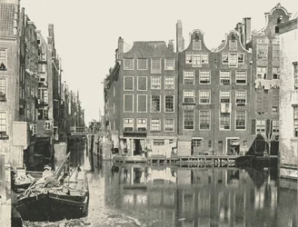 Widok na jeden z głównych kanałów, Amsterdam, Holandia, 1895.