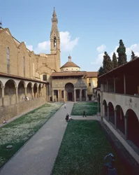 Widok na kaplicę Pazzi, fasadę i Campanile (foto)