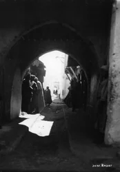 Widok przez bramę, Rabat, Maroko, c1920-c1930s
