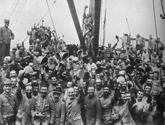 Vive la France: francuskie wojska na pokładzie transportowca jadącego do Dardaneli, 1915