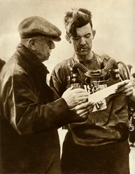 Ochotnik zmierzający do odzyskania ciał w katastrofie Gresford Colliery, Walia, 1935.