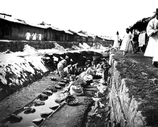 Pranie na dworze, Korea, 1900