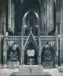 Westminster Abbey, Londyn, ukazujący Stary Testament i kandelabry Nowego Testamentu Benno Elkansa, c1942