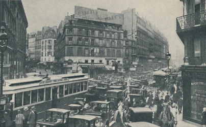 Dlaczego Paryż potrzebuje ciągłego planowania: blokada ruchu na głównej ulicy, ok. 1935 r