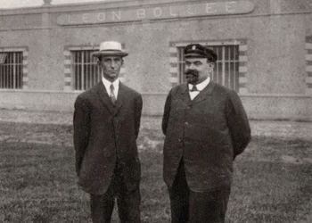 Wilbur Wright, amerykański lotnik i Leon Bollee, francuski wynalazca i producent samochodów, 1908