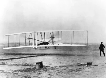 Wilbur i Orville Wright oraz pierwszy lot z napędem, Karolina Północna, 17 grudnia 1903 r