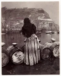 Kobieta i beczki, port Whitby, ok. 1905