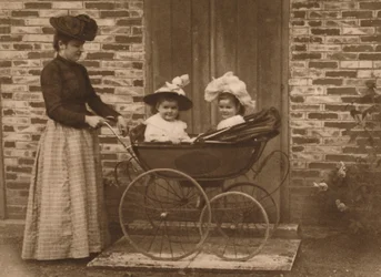 Kobieta i dzieci w wózku, 1937