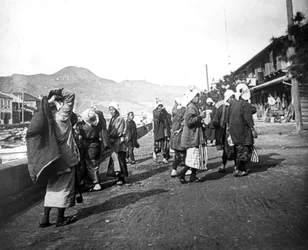 Kobieta niosąca ładunek węgla, Nagasaki, Japonia, ok. 1900