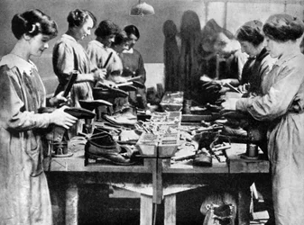 Szewnice naprawiające obuwie na potrzeby wojny, 1914-1918 1936
