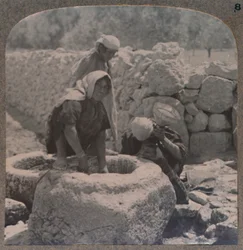 Kobiety czerpiące wodę przy Fontannie Trzech Króli, na drodze do Betlejem, ok. 1900