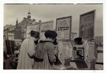 Kobiety patrzące na maszyny „What the Butler Saw”, ok. 1910 r.