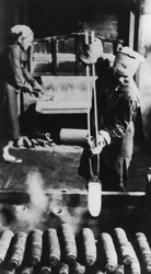 Kobiety produkujące łuski w rosyjskiej fabryce, II wojna światowa, 1943