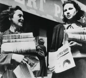 Kobiety sprzedające niemieckie gazety, okupowany przez Niemców Paryż, 19 lipca 1940