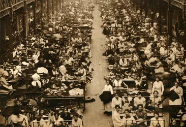 Kobiety pracujące w Królewskiej Fabryce Odzieży Wojskowej, I wojna światowa, 1914-1918, 1933.