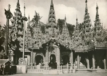 Rzeźbione w drewnie kapliczki ze szklaną mozaiką w pagodzie Shwedagon, Rangun, 1900.