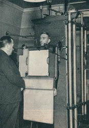 Aparat rentgenowski używany do badania podejrzenia chorób serca lub płuc, c1935 c1937