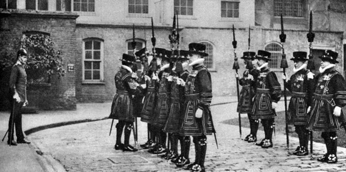 Yeomen Warders na paradzie w Tower of London, 1926-1927