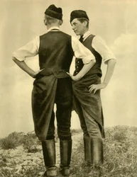 Młodzi mężczyźni w tradycyjnych strojach, Burgenland, Austria, c1935.