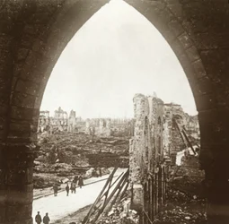 Ypres w ruinach, Flandria, Belgia, c1914-c1918