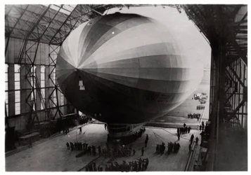 Zeppelin LZ 127 Graf Zeppelin wchodzący do hangaru, 1933