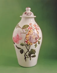 Pokryty nieprzezroczysty biały szklany słoik w chińskiej formie potiche, ok. 1760