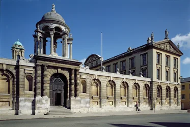 Zewnętrzna część przedniego quada The Queens College w Oksfordzie, zbudowana w latach 1709-34