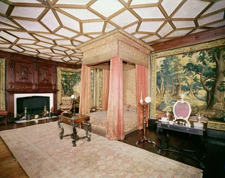 Zawieszki i narzuta z czerwonej satyny i srebrnej aplikacji z bibuły, z Spangled Bedroom, c.1619-20