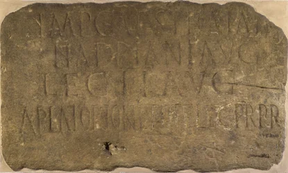 Napis z zamku milowego 38 na Murze Hadriana, rejestrujący budowę zamku milowego przez II legion Augusta, 122-125 n.e.