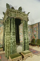 Wnętrze Hardwick Hall, Derbyshire, ukazujące Zieloną Komnatę Łóżkową z oryginalnymi XVI-wiecznymi meblami i zasłonami (H8044)