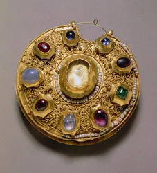 Medalion Kolta, złoty wysadzany perłami i klejnotami, cloisonne, emalia, dekoracja filigranowa i granulowana, Riazań, XII w.
