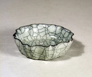 Podkładka do pędzli Kuan z ośmioma płatkami i zapiekanym brzegiem, dynastia Sung (960-1279)