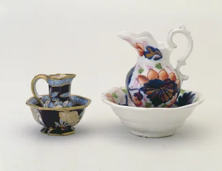 Po lewej: dzbanek i umywalka Crown Staffordshire, po prawej: dzbanek i umywalka z tralkami w stylu walijskim (ceramiczne)