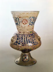 Lampa do meczetu, z dedykacją dla Shibi-Abdanii Kafur ar-Rumi, połowa XIV w. (szkło emaliowane)